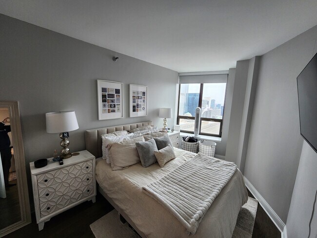 Building Photo - 400 N La Salle Dr