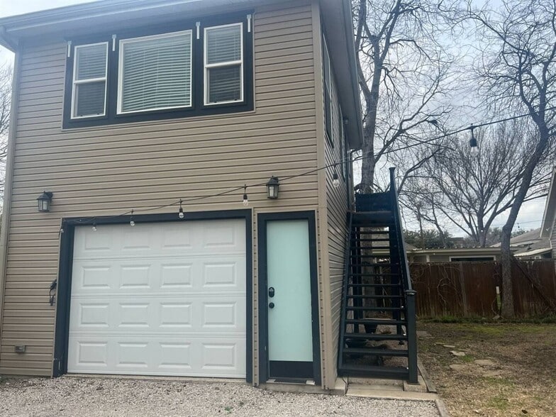 Building Photo - 1217 N Austin St