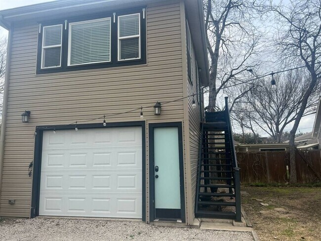 Building Photo - 1217 N Austin St