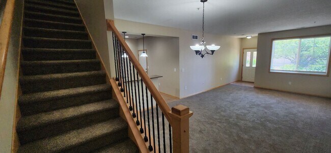 Building Photo - Rare 3 bedroom, 2.5 bathroom rental home w...