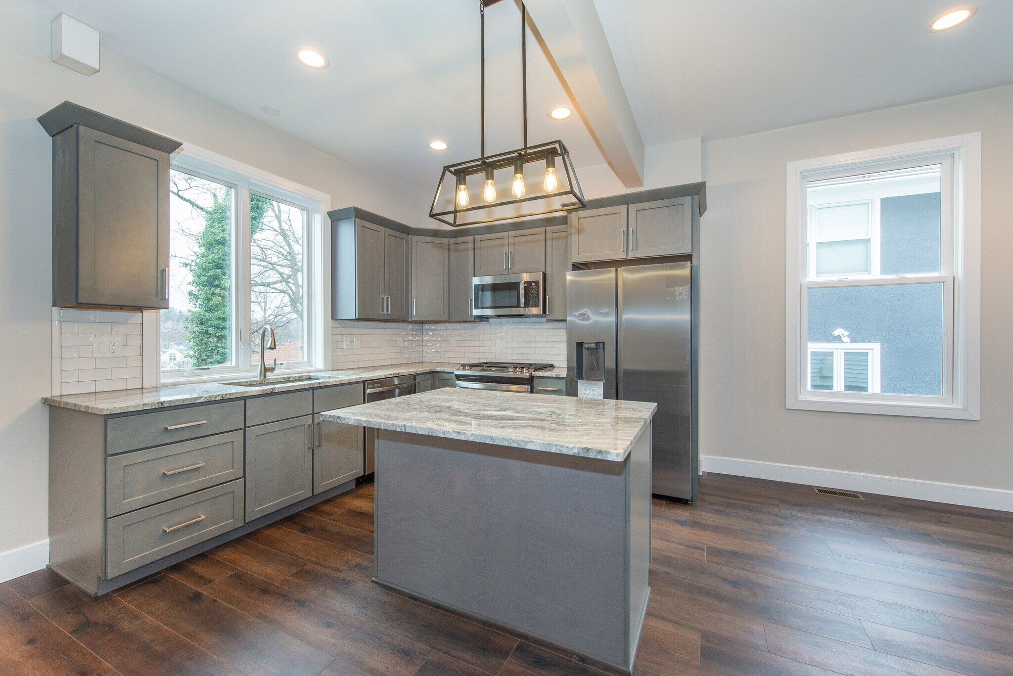 Kitchen with center island - 14 Prospect St