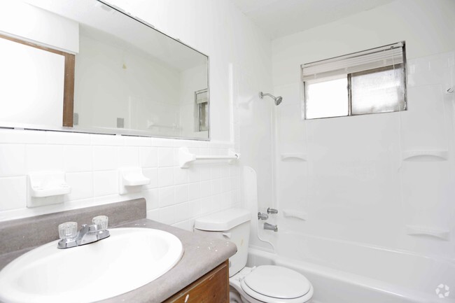 2BR,2BA - 912SF - BATHROOM - Spanish Rose