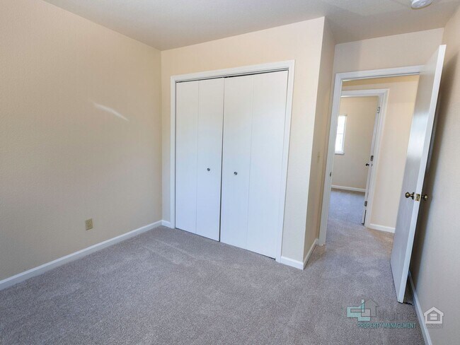 Building Photo - 3493-3493 Hawthorne Ave NE