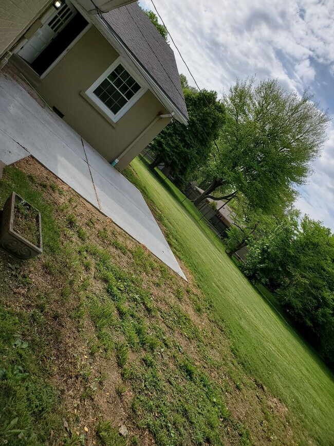 Building Photo - 4 Bed 2 bath newly remodeled