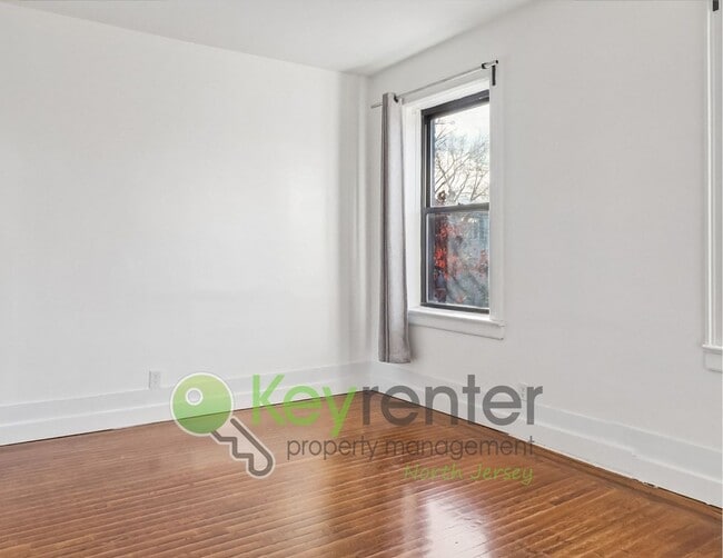 Building Photo - Freshly Updated 1-Bedroom Condo Across from Lincoln Park – Jersey City