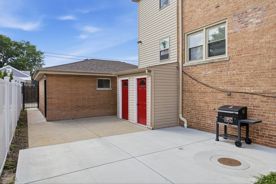 Building Photo - 2726 N Nordica Ave