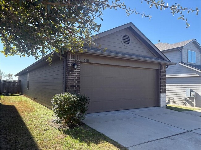 Building Photo - 2011 Langdale Ln