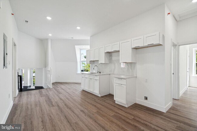 Building Photo - 5164 Ridge Ave