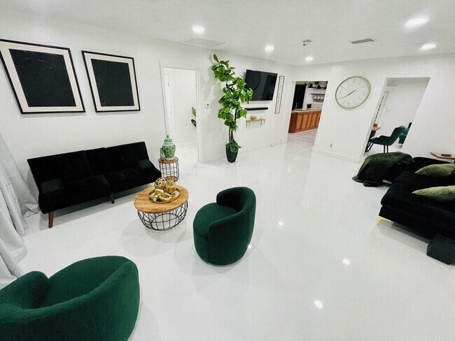 Building Photo - 5537 SW 6th St