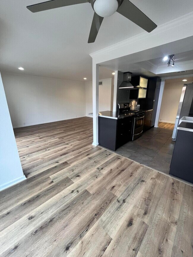 Building Photo - 400 N Sunrise Way