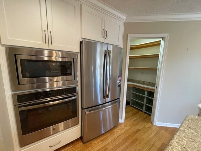 Building Photo - Home For Rent Bellevue.