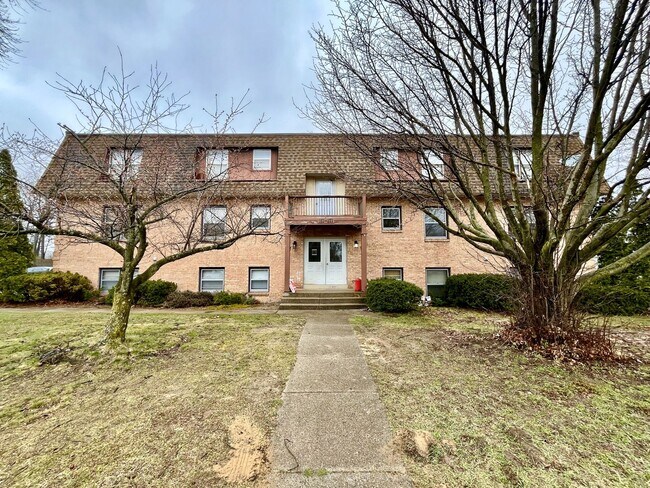 Building Photo - Two Bedroom Apartment in Northwest Grand Rapids - Rent Special!