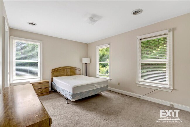 Building Photo - 3 Bedroom/1.5 Bath Duplex Convenient to To...
