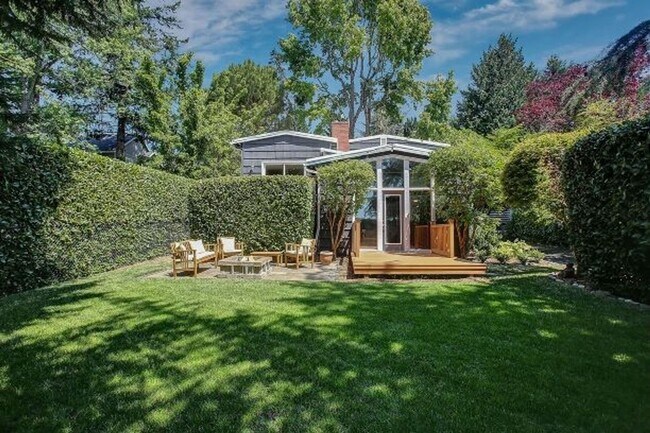 Building Photo - Chic Urban Oasis in Hillsdale