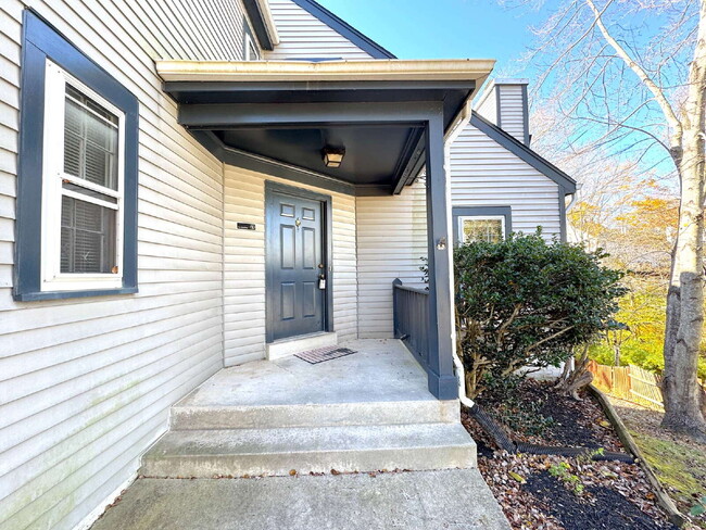 Building Photo - Lake Ridge Gem: Your Inviting Home Awaits!