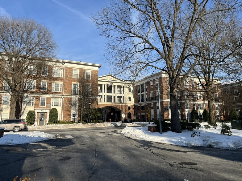 Building Photo - 27 Booth St