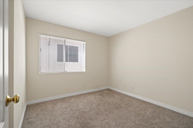 Building Photo - Spacious 4 Bd, 3 bth with in Summerlin with Beautiful Backyard and Bonus Space