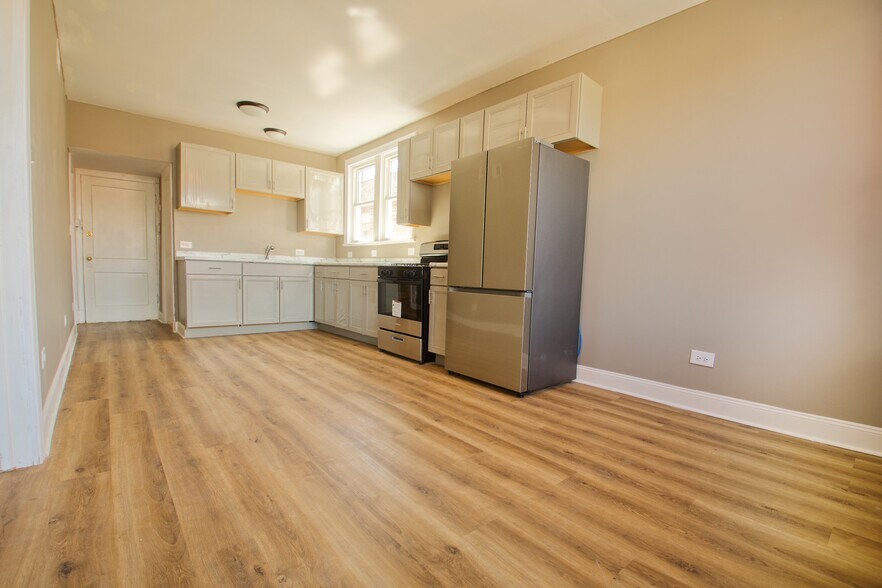 Building Photo - 2417 E 73rd St