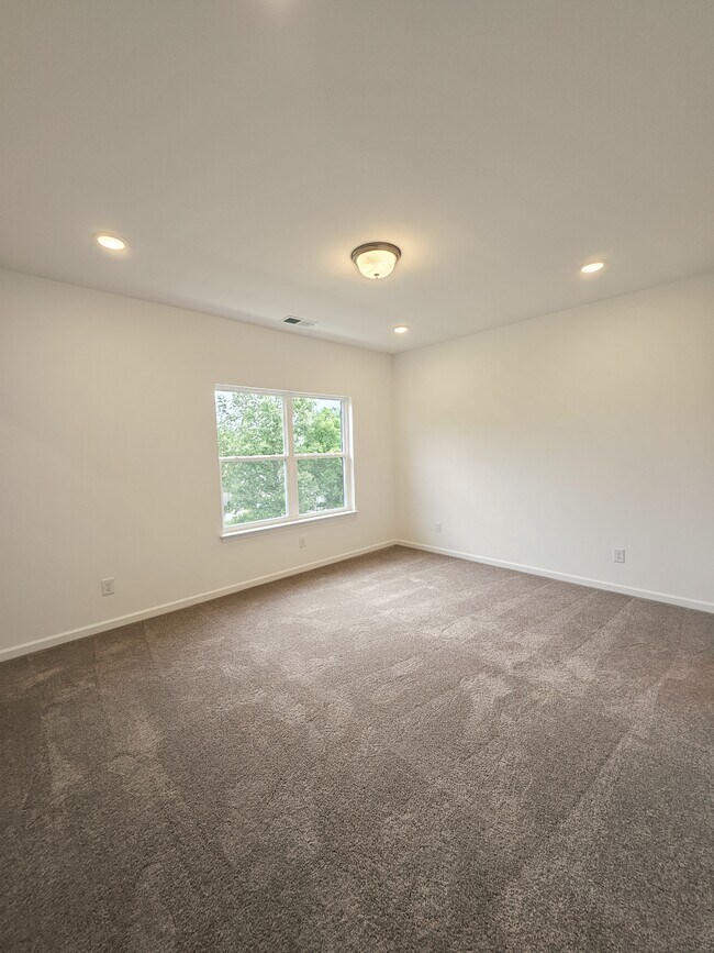 Building Photo - 128 Rosebush Ln