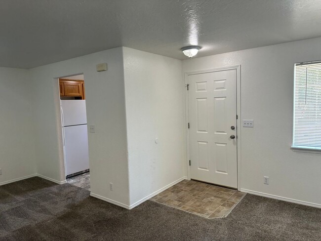 Building Photo - Updated 2 bedroom 2 bath triplex in Spring...