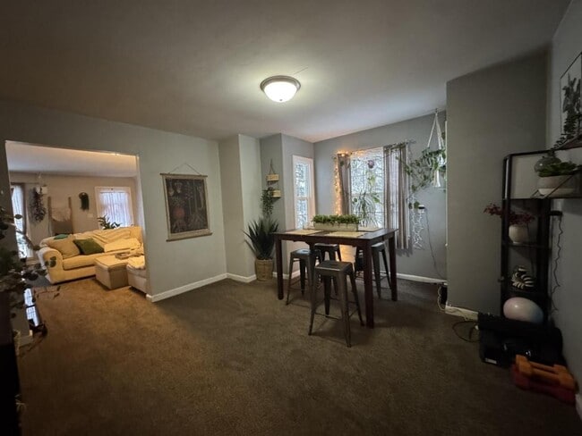 Building Photo - 406 E 9th St