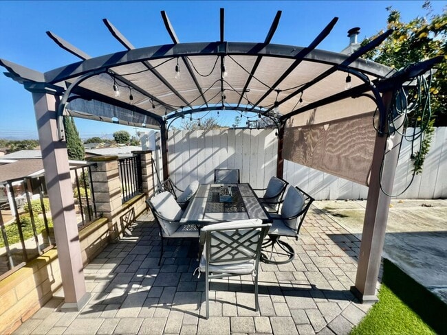 Building Photo - Welcome to this charming 3 bedroom, 2 bath...