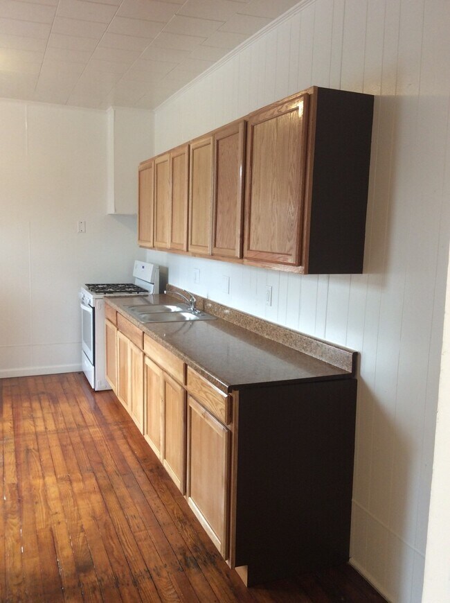 Building Photo - Spacious 5 Bedroom 1.5 Bath House- York City SD