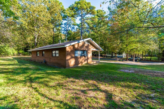 Building Photo - 300 Barclay Rd