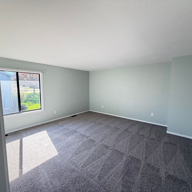 Building Photo - Spacious two Bedroom Quad-Level Home for R...