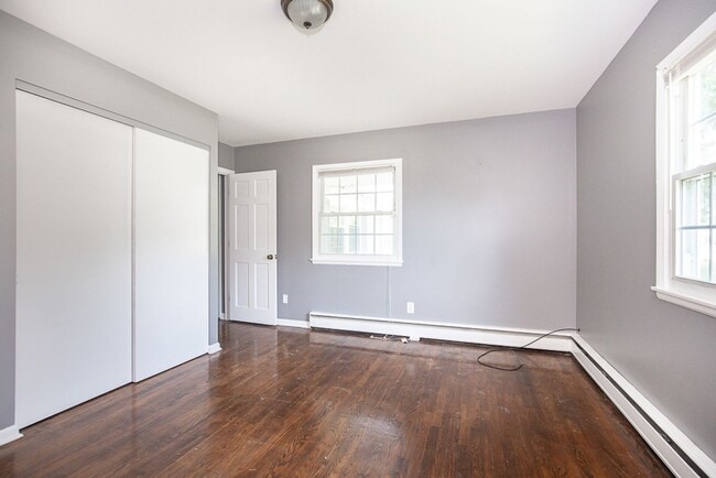 Building Photo - NICE RANCH IN AMHERST!