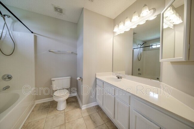 Building Photo - 120 Lantana Dr