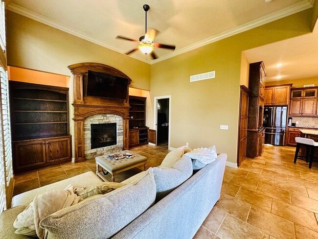 Building Photo - {9003} Wilshire Farms Reverse 1.5 Story Ho...