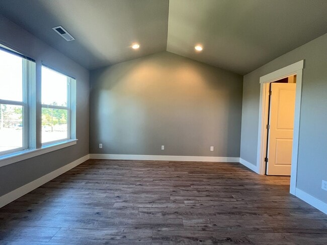 Building Photo - Elegant Three-Bedroom Home with Updated Kitchen & Vaulted Ceilings