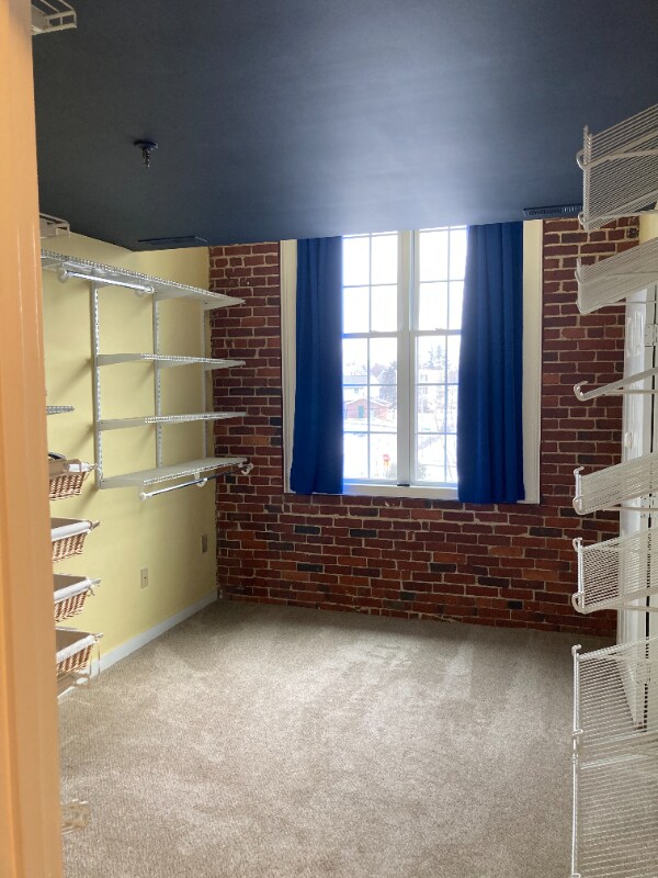 Building Photo - 471 Silver St