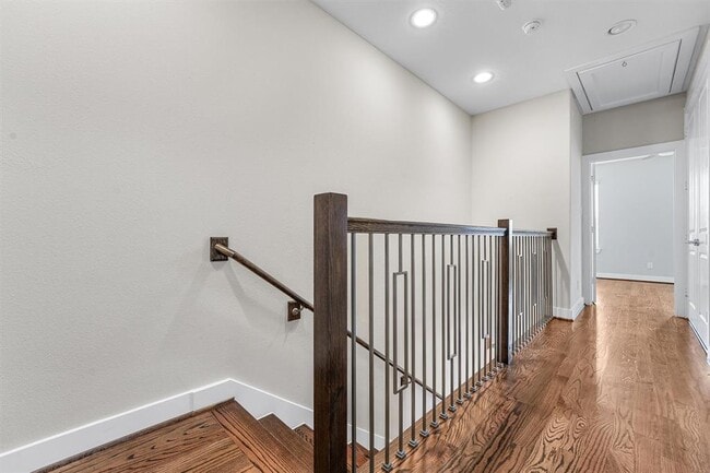Building Photo - 5815 E Post Oak Ln