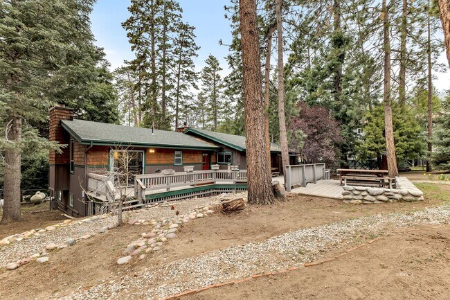 Building Photo - Mountain Lodge Home 1 Mile Away from the C...