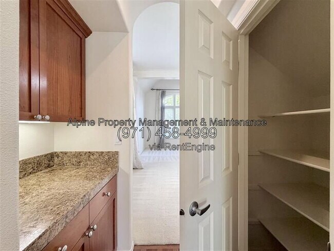 Building Photo - 4143 NW Meisner Dr