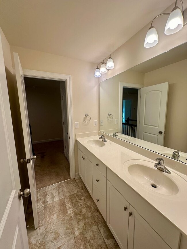 Building Photo - Spacious 3BR Townhouse in Berewick