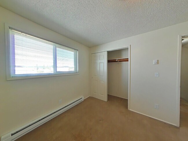 Building Photo - 2 Bedroom Apartment ~ Philomath ~ Small Pe...