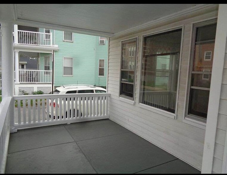 Building Photo - 20 Chapman St