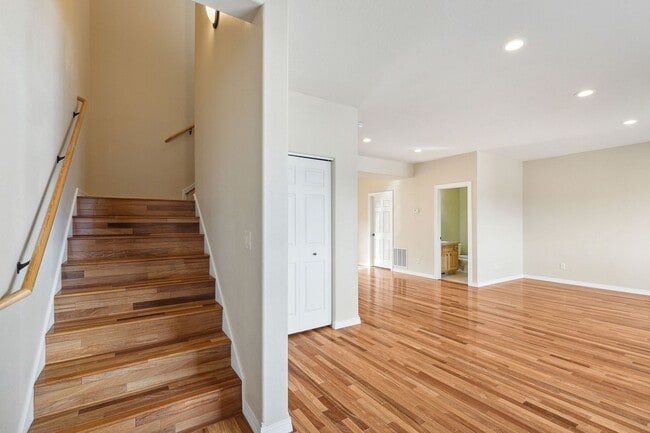 Building Photo - Spacious Sun-filled 3 bed 2.5 Bath Townhouse