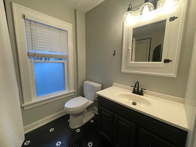 Building Photo - Three Bedroom Home in Kalamazoo