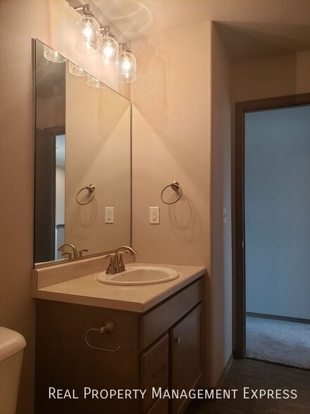 Building Photo - 3 Bedroom 2.5 Bathroom Townhome with a Bal...