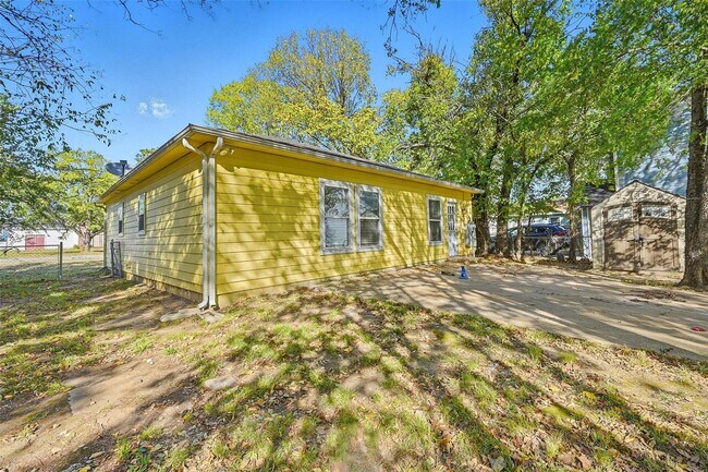 Building Photo - 728 W Walker St