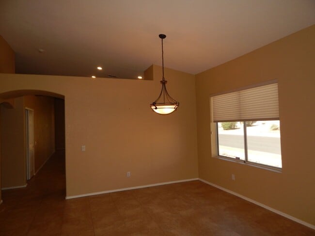 Building Photo - 3 Bedrooms 2 Bathrooms close to Sabino Canyon