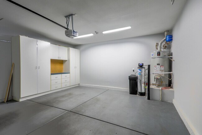 Building Photo - Beautiful 2 Bedroom With 2 Car Garage Summ...