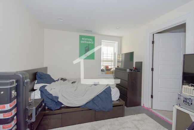 Building Photo - HUge 3 bed in Allston
