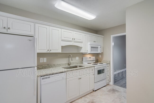 Building Photo - 525 Edgecliff Ln