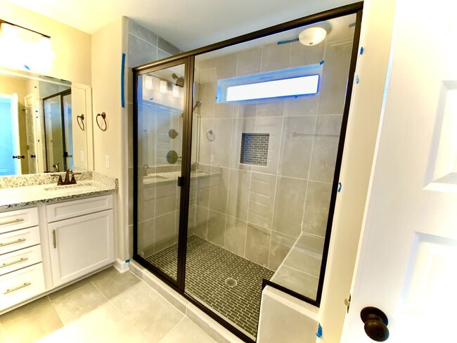 Building Photo - Townhome with 3 Bed/2.5 Bath w 1 Car Garag...