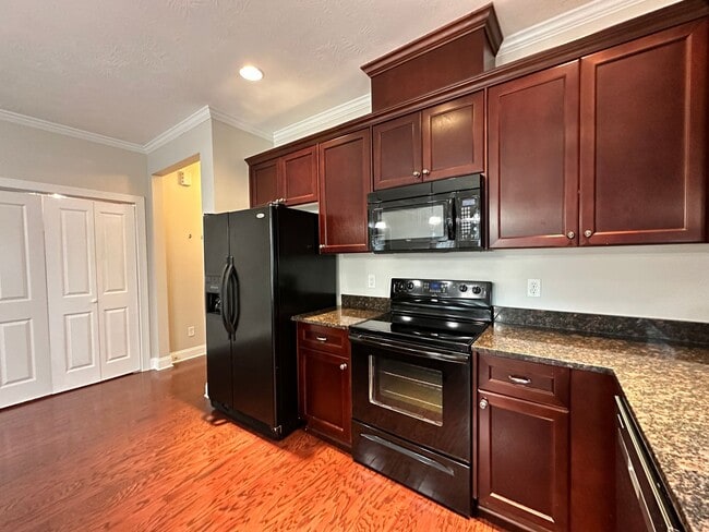 Building Photo - 3 bed/2 bath home with 1-car garage for re...